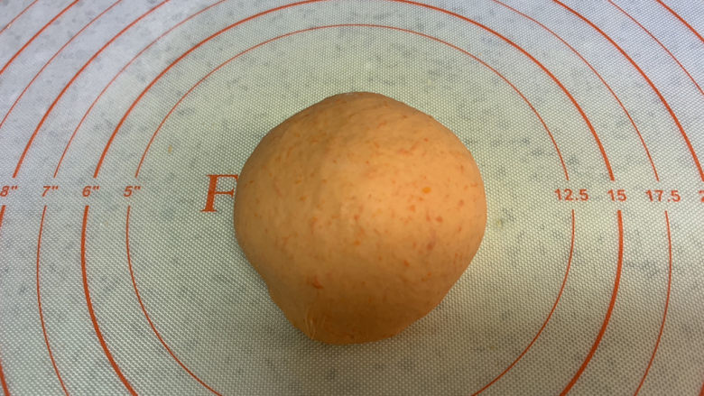 彩色饺子（宝宝辅食）,胡萝卜泥不要一次加太多，太湿的话就加点面粉，太干了就加胡萝卜泥，出来效果是橙色的