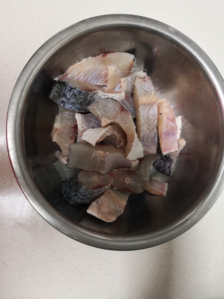 五香熏鱼,将鱼切成小块准备腌制；