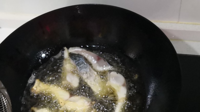 五香熏鱼,腌好后用吸水纸吸干水分，入锅炸；