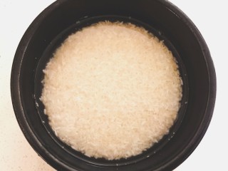 腊肠煲仔饭,大米洗净，加平时煮饭用的水量，泡10～30分钟。