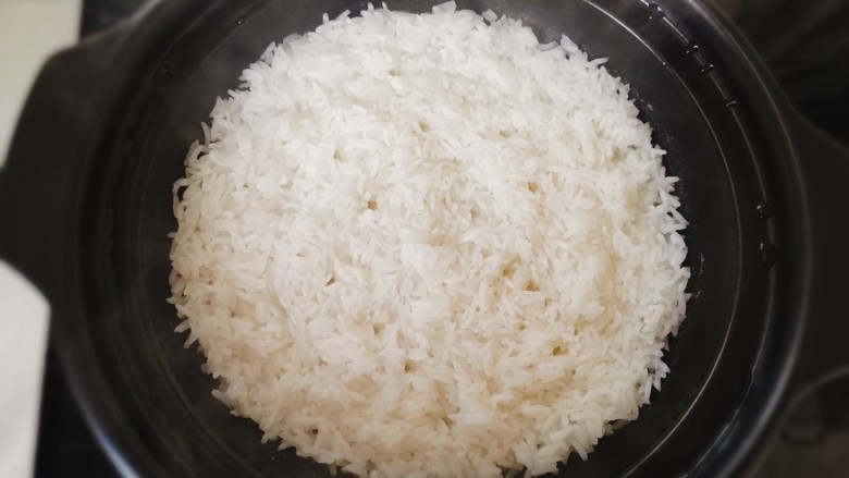 腊肠煲仔饭,米饭焖至八成熟时准备加入其他食材