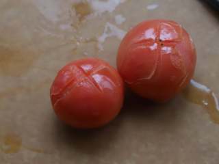 经典西红柿炒鸡蛋,把西红柿放开水里煮一煮，煮的时候四周翻动一下，让西红柿受热均匀，煮到西红柿皮开裂就取出来。
