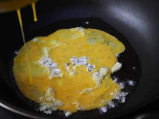 经典西红柿炒鸡蛋,鸡蛋打散，倒入锅中炒至蓬松，往鸡蛋里滴入几滴醋，能去掉鸡蛋的腥味儿，还能让炒出来的鸡蛋更蓬松，炒好以后把鸡蛋铲出来。