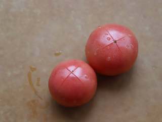 经典西红柿炒鸡蛋,西红柿两个，顶部切出个浅浅的十字花刀。