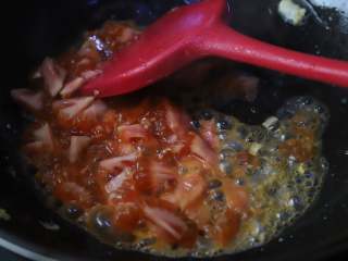 经典西红柿炒鸡蛋,锅中留底油，加一点白砂糖，一勺生抽，半勺料酒，然后倒入西红柿芯翻炒。