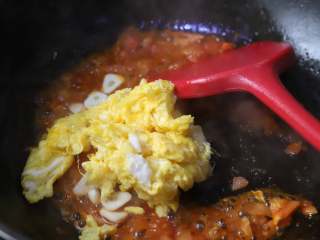 经典西红柿炒鸡蛋,把西红柿芯翻炒成泥状就可以了，倒入炒好的鸡蛋和蒜片，翻炒均匀。