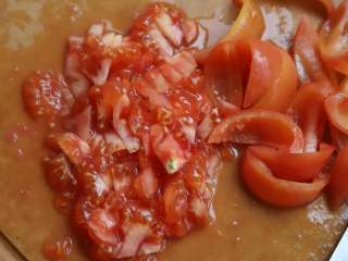 经典西红柿炒鸡蛋,西红柿对半切开，然后切成月牙状，把西红柿芯和西红柿果肉分开，西红柿芯切碎备用。