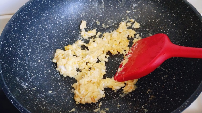 鸡蛋西红柿打卤面,起油锅，倒入蛋液，用铲子不停搅动，待蛋液凝固盛出备用。