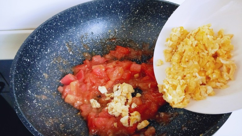 鸡蛋西红柿打卤面,加入煎好的鸡蛋，再加入一小碗纯净水。