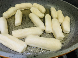 红糖麻糍,把搓好的糯米粉长条，用手一条条放入锅内，稍微留点缝隙，避免粘粘；
