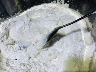 红糖麻糍,边加水，用勺子边搅拌，加到看不见粉，就可以了，如果太稀，可以再倒些糯米粉揉；
