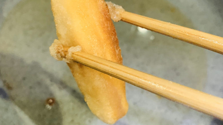 红糖麻糍,糯米长条整根金黄就可以夹起来了；
