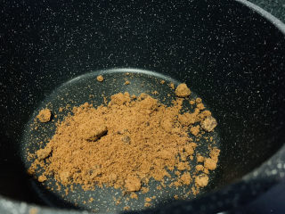 红糖麻糍,另外拿一个锅，倒入适量红糖粉；