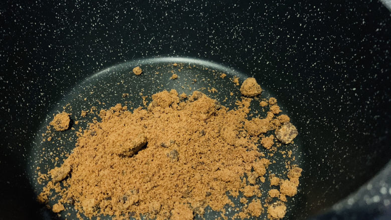 红糖麻糍,另外拿一个锅，倒入适量红糖粉；