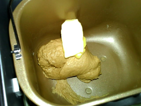红枣面包,搅拌成均匀面团，加入黄油，再次启动和面程序，