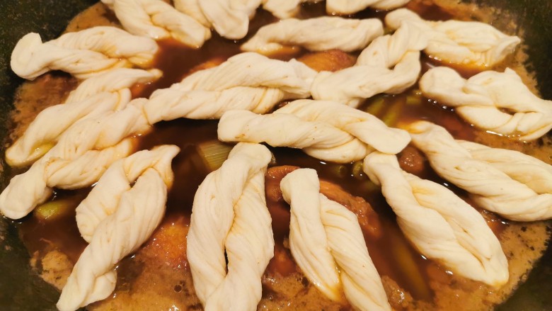 鸡翅豆角焖卷子,铺在锅中