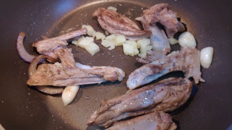 法式香煎小羊排--家庭版，足不出户吃法餐,焖完水分开锅盖，加入土豆。