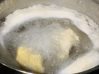 鸡腿炖香菇,锅里鸡腿也灼水好了，直接从沸水的地方捞出鸡腿；