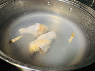 鸡腿炖香菇,鸡腿直接放入冷水，冷水时灼水，可以更好的把鸡腿里层的腥味去除；
