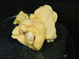 鸡腿炖香菇,锅五层热时，放入鸡腿；