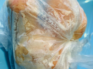 鸡腿炖香菇,鸡腿从冰箱取出，解冻；