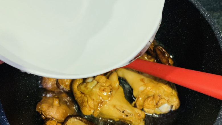 鸡腿炖香菇,加入一大碗清水，盖过食材；