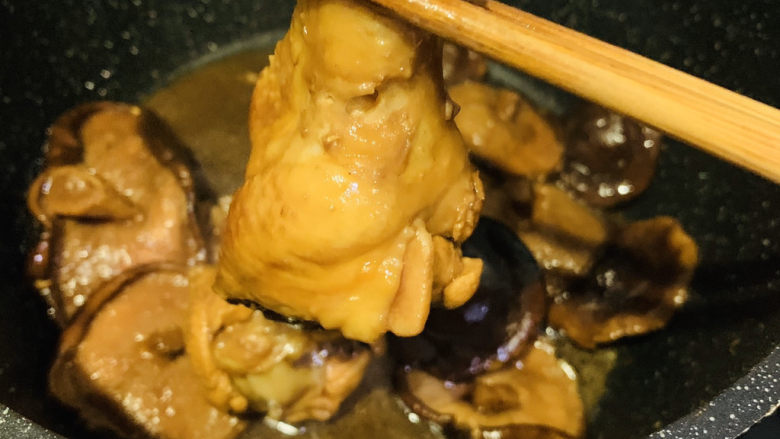 鸡腿炖香菇,汤汁浓稠，就可以关火，起锅了；