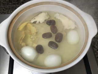 糖水鸡蛋➕四物煲红糖鸡蛋,放入红枣，姜片