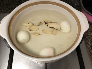 糖水鸡蛋➕四物煲红糖鸡蛋,放入鸡蛋