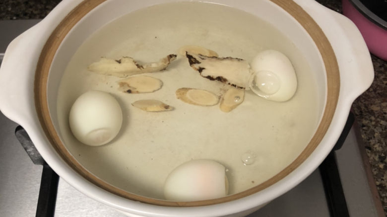 糖水鸡蛋➕四物煲红糖鸡蛋,放入鸡蛋