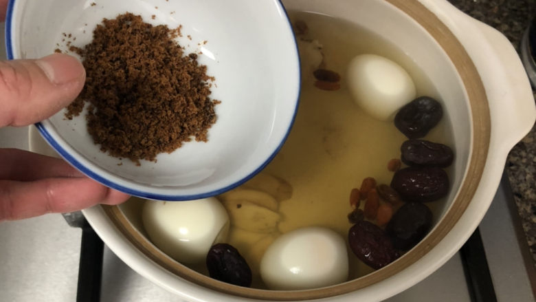 糖水鸡蛋➕四物煲红糖鸡蛋,关火，根据自己口味加入适量的红糖