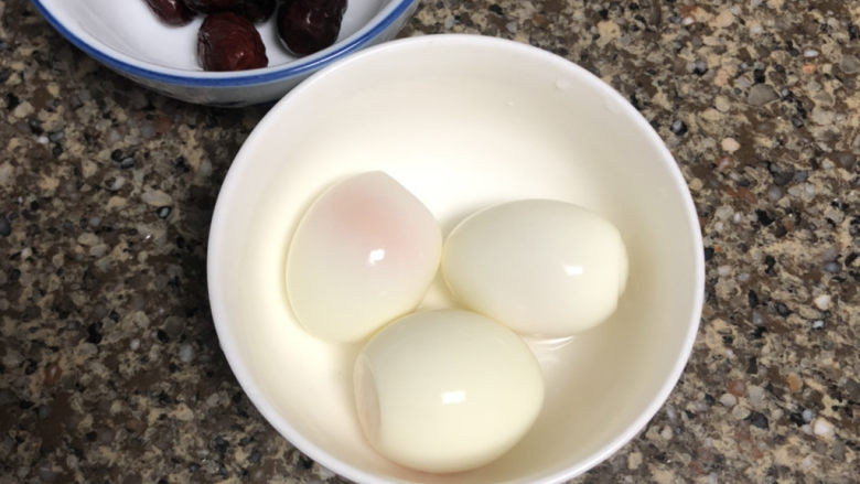 糖水鸡蛋➕四物煲红糖鸡蛋,凉水浸泡后剥壳备用