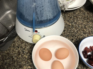 糖水鸡蛋➕四物煲红糖鸡蛋,用煮蛋器或者小奶锅把鸡蛋煮好