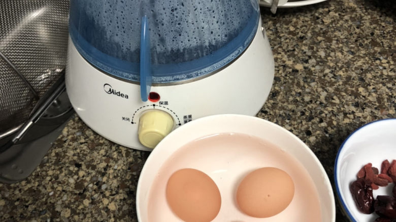 糖水鸡蛋➕四物煲红糖鸡蛋,用煮蛋器或者小奶锅把鸡蛋煮好