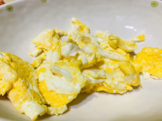 鸡蛋西红柿打卤面,翻炒鸡蛋，炒熟先起锅装碗里；