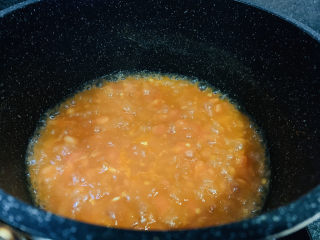 鸡蛋西红柿打卤面,大火煮开，并不断搅拌西红柿，煮制汤汁浓稠；