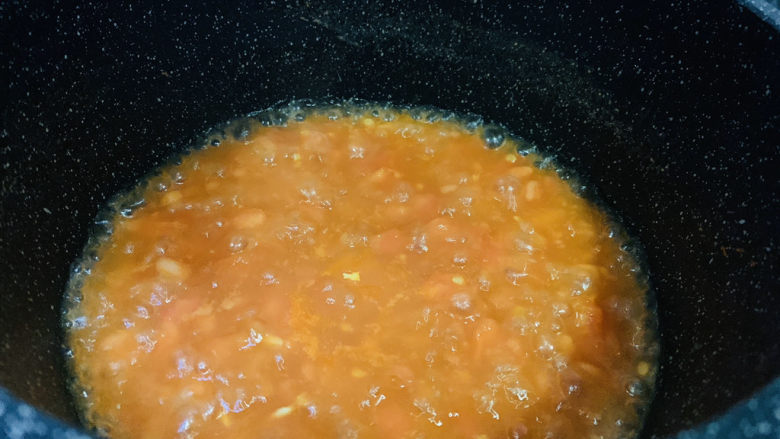 鸡蛋西红柿打卤面,大火煮开，并不断搅拌西红柿，煮制汤汁浓稠；