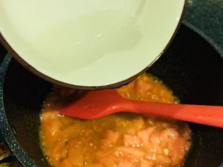 鸡蛋西红柿打卤面,加入一大碗清水；