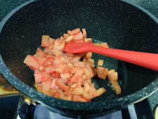鸡蛋西红柿打卤面,西红柿去皮后，切颗粒状，锅里热油，取三分二下锅炒香；