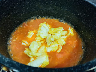 鸡蛋西红柿打卤面,加入炒好的鸡蛋；