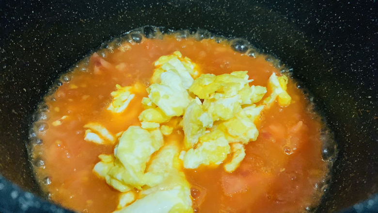 鸡蛋西红柿打卤面,加入炒好的鸡蛋；
