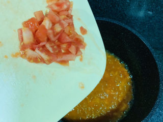 鸡蛋西红柿打卤面,加入剩下的三分之一西红柿，这样一部分西红柿炒成浓汤，另一部分西红柿保持颗粒状，口感更佳；