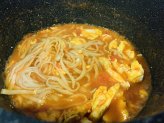 鸡蛋西红柿打卤面,用筷子翻拌面条，面条和汤料融合一起；
