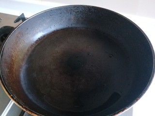 红糖麻糍,平底锅烧热。
