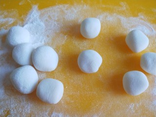 红糖麻糍,做成小圆形状的面团。