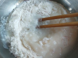 红糖麻糍,加入一百度的开水烫面。