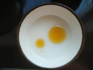 鸡蛋西红柿打卤面,小碗中放入一勺淀粉适量清水，滴入适量香油