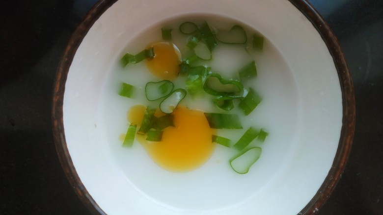 鸡蛋西红柿打卤面,加入葱花调匀