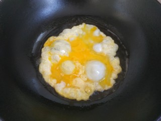 鸡蛋西红柿打卤面,锅中放入适量植物油，油热，倒入蛋液炸至成形，铲成小块盛出待用