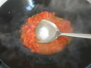 鸡蛋西红柿打卤面,加入适量盐，少量糖翻炒